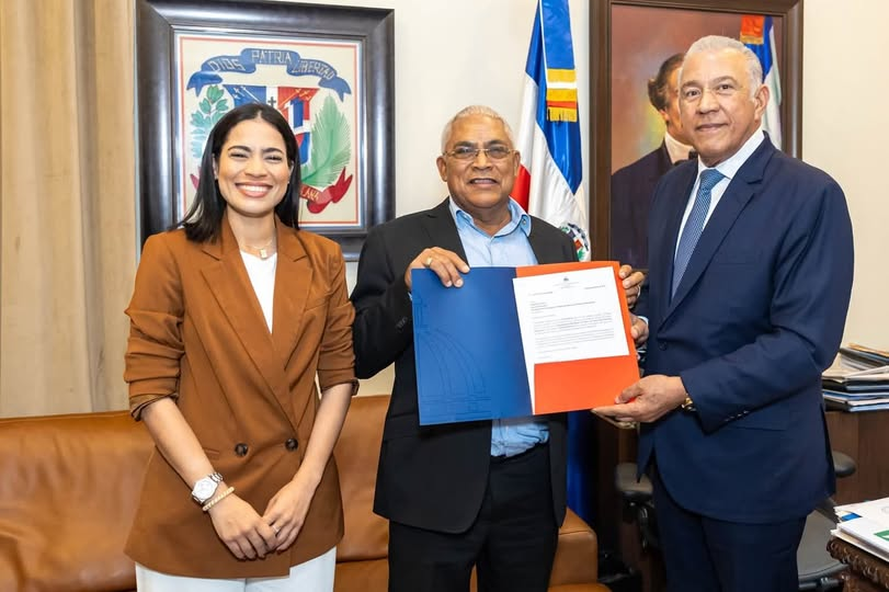 *Gobierno central respalda a Las Matas de Santa Cruz con la compra de un camión compactador*