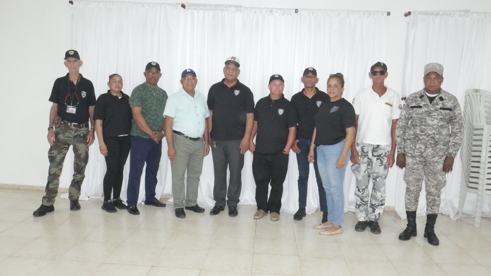 *Alcalde Virgilio Cruz entrega carnets de identidad a la Policía Municipal*