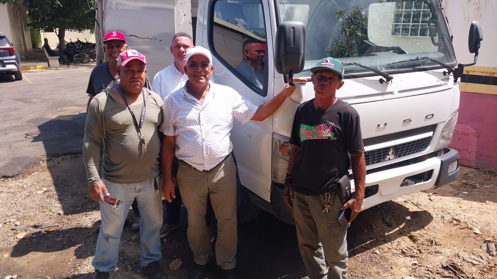 Alcalde Virgilio Cruz gestiona unidad compactadora temporal para Las Matas de Santa Cruz