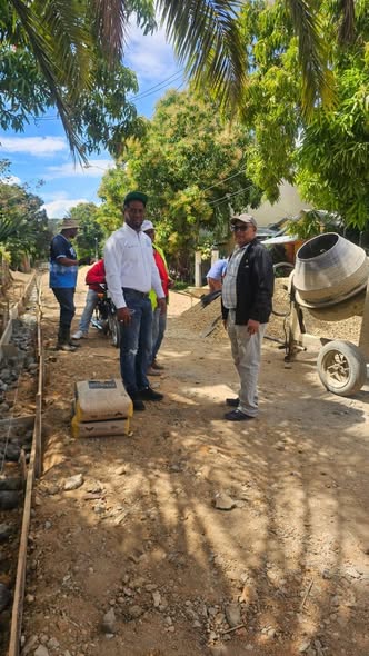*Alcalde Virgilio Cruz supervisa trabajos de aceras y contenes en el sector Vivienda I*