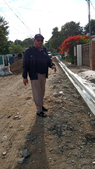 *Alcalde Virgilio Cruz supervisa inicio de construcción de aceras y contenes en el sector Buen Pastor*